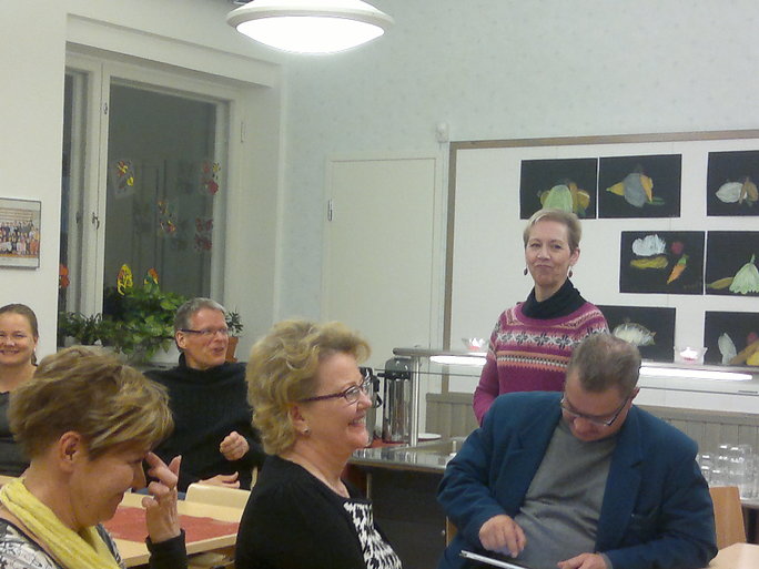 Kuvassa Nastolan sivistystoimenjohtaja Jaana Suvisilta puhumassa yleislle.